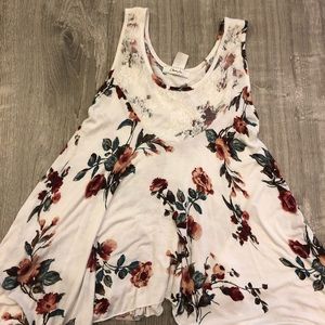 Cute floral summer flowy top.